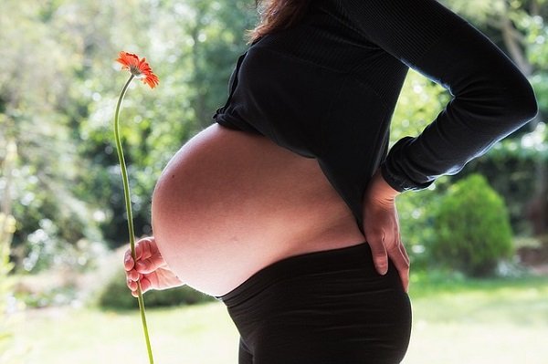 A study highlights an increased risk of early miscarriage in women who received the flu shot in 2010–2012.