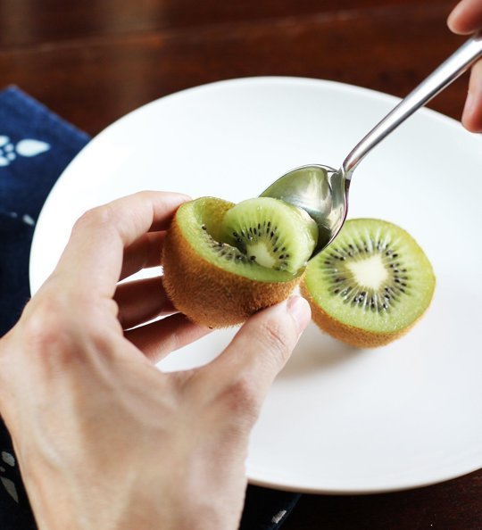 how to eat kiwi