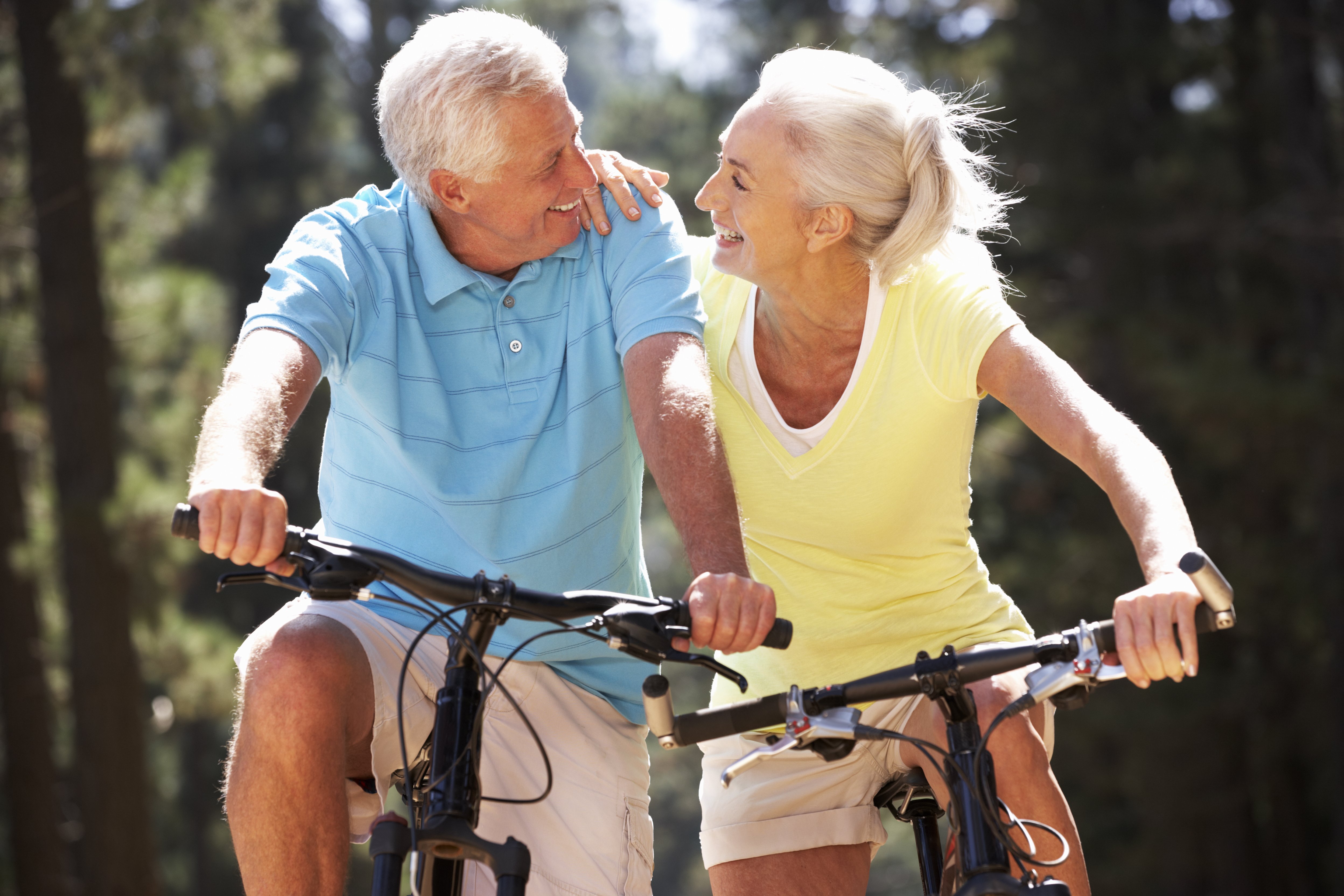 Активное долголетие это. Физическая активность пожилых. Пожилые люди спорт. Активны йоьращ жизни в старости. Пенсионеры активный образ жизни.