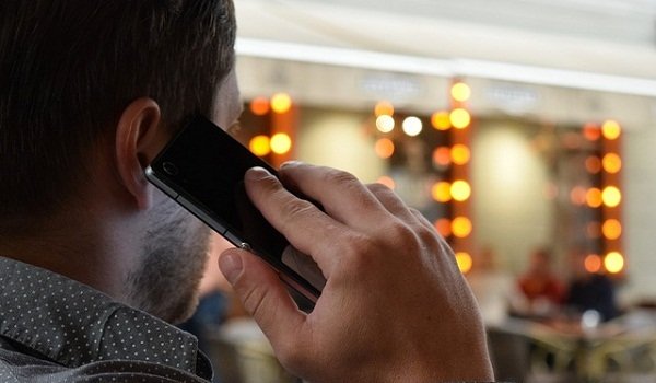 Skin Damaging Habits: Using Your Phone