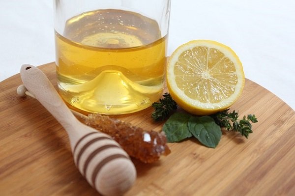 Acne face scrub using lemon and honey.