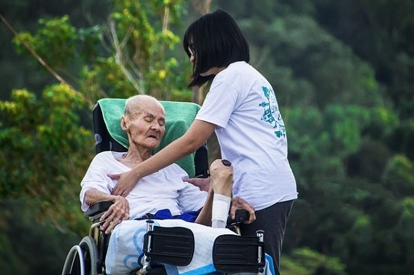 Experts believe that Alzheimer’s disease develops when protein deposits form in the brain.